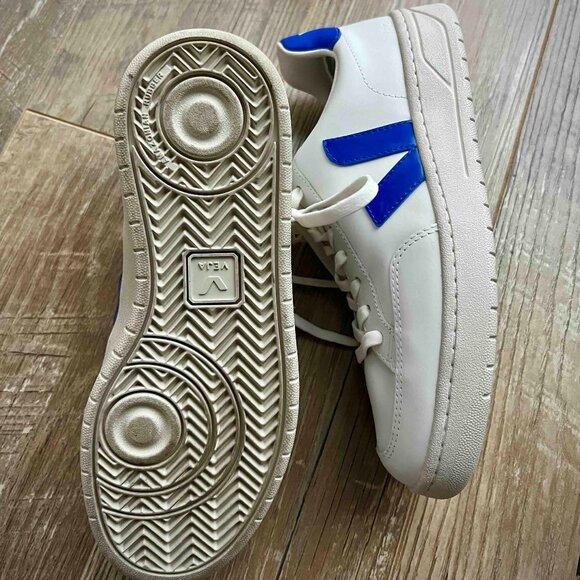 Veja's V-12 Leather White Paros, Unisex, Size 39, $100 (retails $170) - Picture 4 of 10
